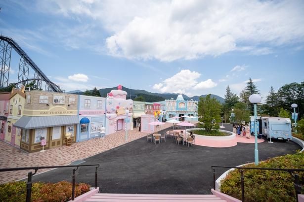 奥にある「San-x Paradise Cafe & Diner」の前から見るサンエックス パラダイスの全景