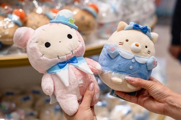 「ぶらさげぬいぐるみ(ねこ)」2640円(右)と、「ぬいぐるみ【シャッポ】」3300円(左)