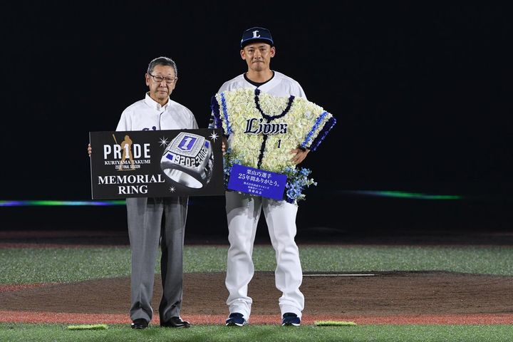 画像: (C)JUN.S 引退セレモニーに臨む後藤高志オーナーと栗山巧選手