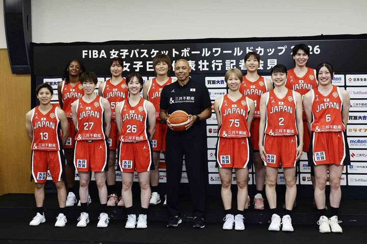 画像: バスケットボール女子Ｗ杯に臨む日本代表の田中（前列左から３人目）、馬瓜ステファニー（後列左端）ら。中央はゲインズ監督＝２０日、東京都内