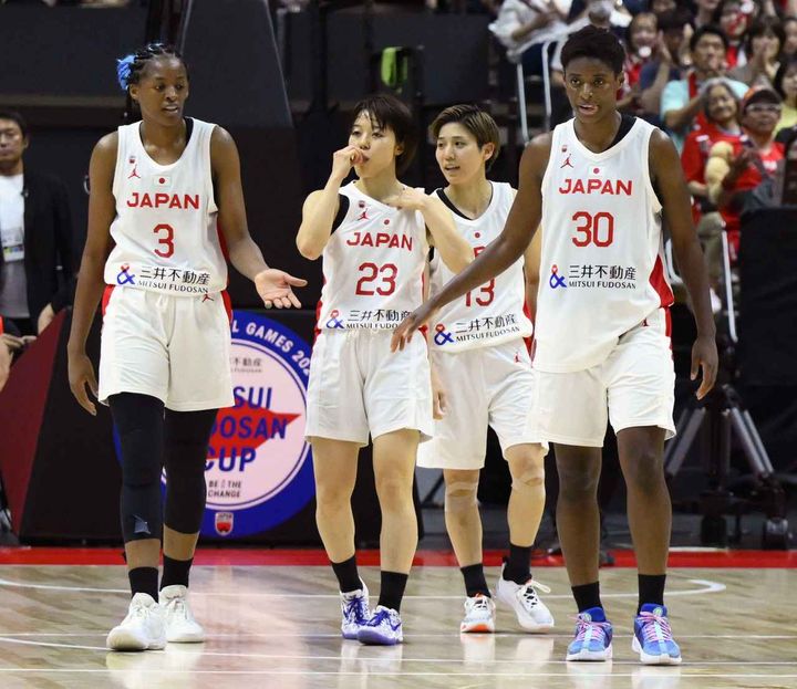 画像: オーストラリアとの強化試合に出場したバスケットボール女子の馬瓜エブリン（右端）とステファニー（左端）姉妹＝２０２４年６月、北海きたえーる