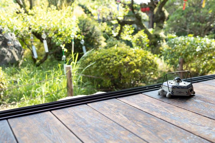 他界した親友の夫に悩まされる70代女性。「干渉はやめて」と言っていい？ 美輪明宏さんの答え