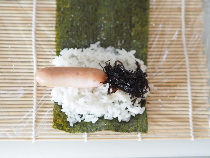 【お弁当にぴったり】一度に2種類の具が作れる！？一口サイズで食べやすい『ミニ三角おにぎり』の作り方