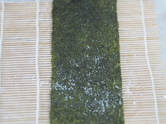【お弁当にぴったり】一度に2種類の具が作れる！？一口サイズで食べやすい『ミニ三角おにぎり』の作り方