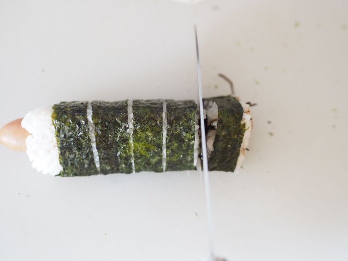 【お弁当にぴったり】一度に2種類の具が作れる！？一口サイズで食べやすい『ミニ三角おにぎり』の作り方