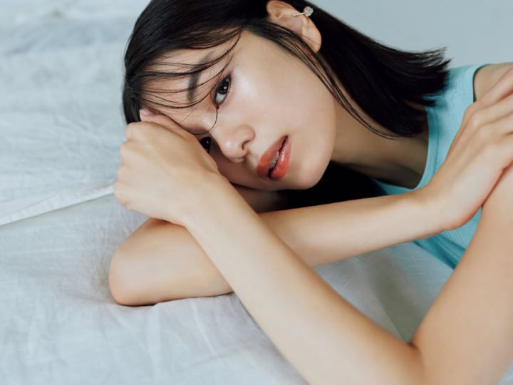 落ち込んだ日のお守りコスメ。ひと塗りで肌と心がパッと華やぐハイライト3選 モデル＝佐藤晴美