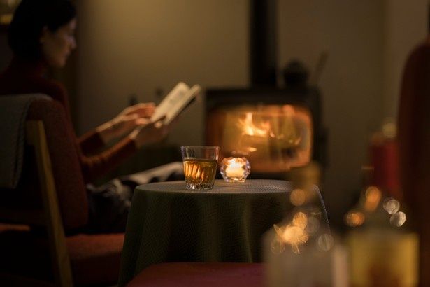 静かな池のほとりで薪ストーブのぬくもりに包まれる「森のほとりCafe＆Bar」