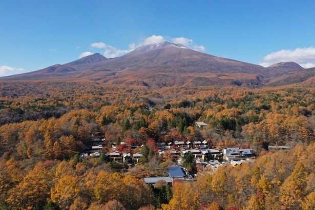 紅葉に包まれる「星のや軽井沢」