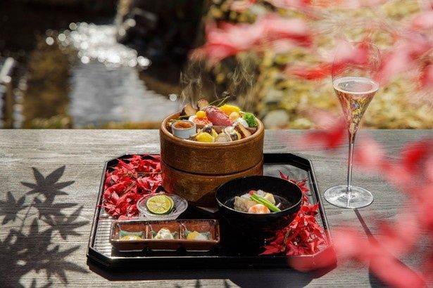 松茸や鹿肉、栗などを盛り込んだ「信州発酵蒸籠」(1人1万5000円)