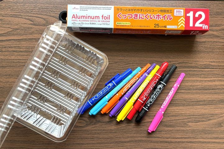 使い捨てお弁当箱、油性マジック、アルミホイル
