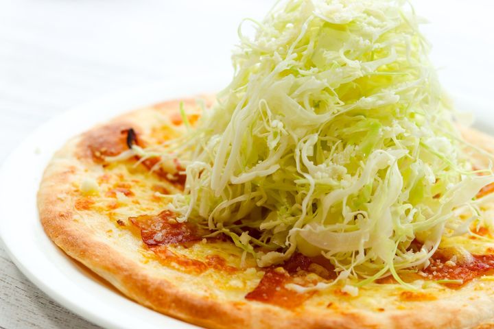 嬬恋村産キャベツの「キャベツマウンテン」サラダピザ