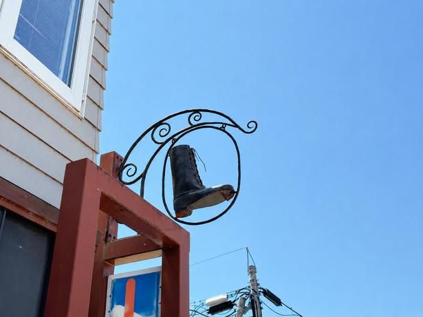 大きな編み上げブーツ。通りの中でも目を引く愛らしいシンボルだ