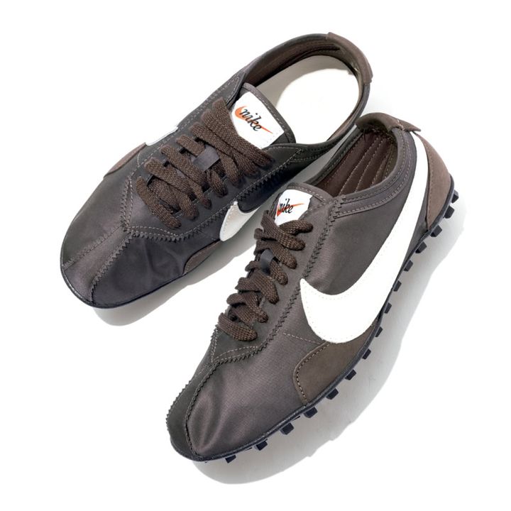 薄底 スニーカー モーヴ＆ブラウン系 NIKE MOON SHOES OG【ナイキ ムーンシューズ オージー】 ソフトで軽いナイロンアッパーとワッフルソールがレトロシック。1万5730円（ナイキ スポーツウェア／ナイキ カスタマーサービス）
