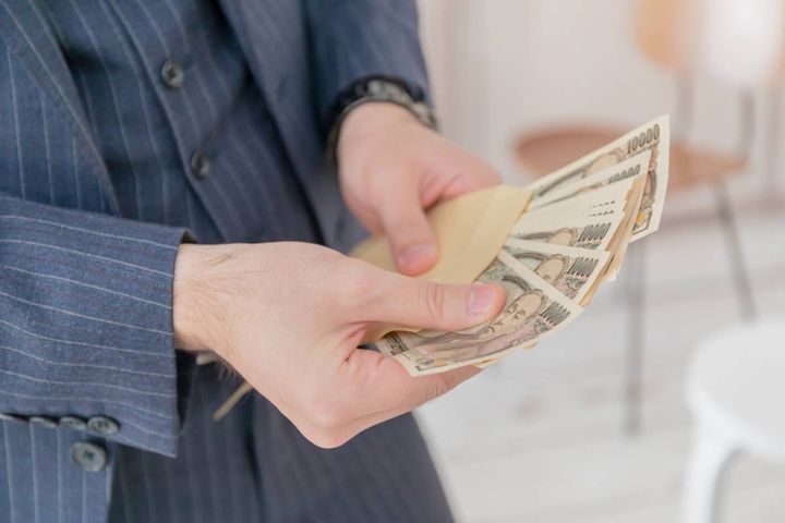 お金を数える人