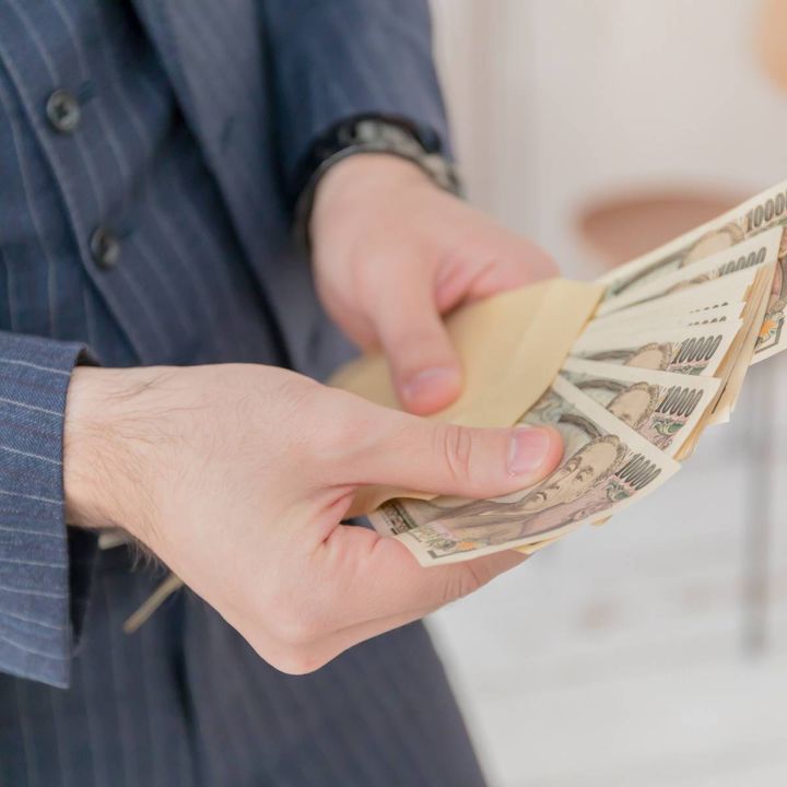 お金を数える人