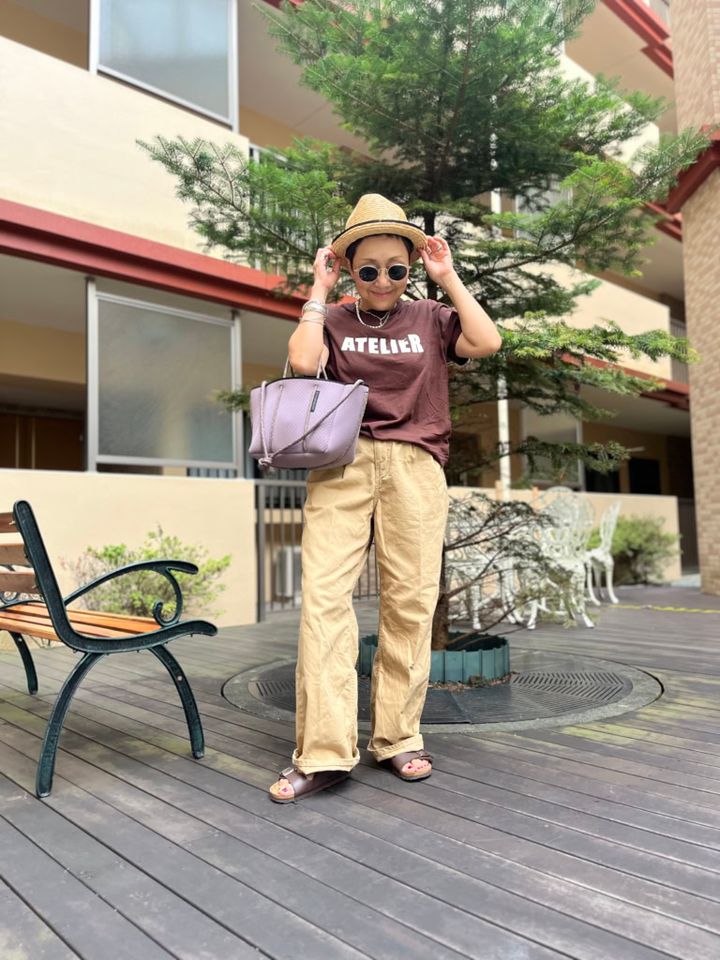ロゴTシャツ／H&M 、ワイドチノパン／ユニクロ（キッズ）、バッグ／ステートオブエスケープ、サンダル／ビルケンシュトック