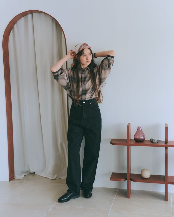 柄スカーフ×柄シャツもブラックデニムがあればグッドなバランスに【FUDGE 9月号連動企画 – 今日もシャツ気分！ | DAY 15】