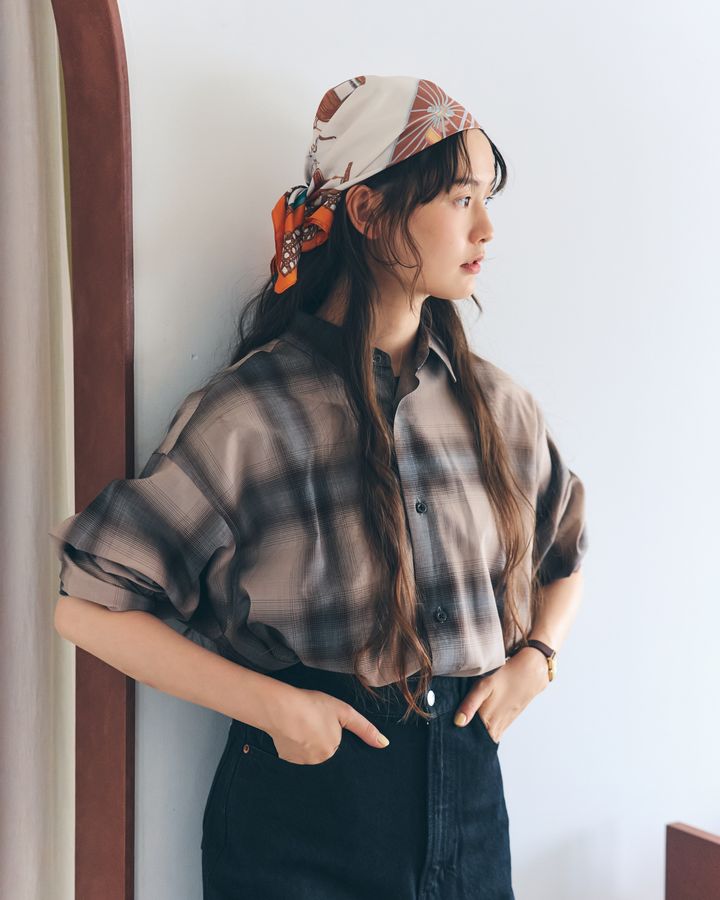 柄スカーフ×柄シャツもブラックデニムがあればグッドなバランスに【FUDGE 9月号連動企画 – 今日もシャツ気分！ | DAY 15】