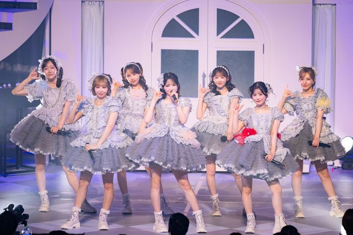 淡いグレーのフリル衣装のFRUITS ZIPPER