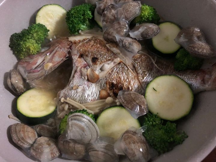 ある程度火が通ってきたらアサリを加え殻が開いてからミニトマトとバジルを加え、味見をして塩で味を整えます