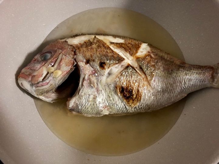 調理酒を入れアルコールを飛ばし、鯛を煮ます