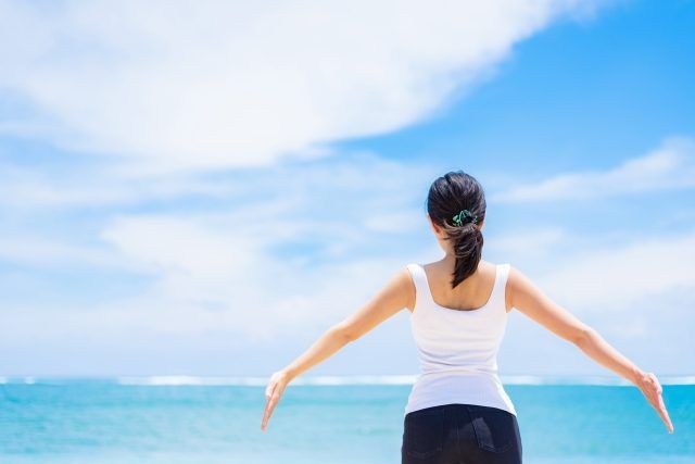 海辺の女性