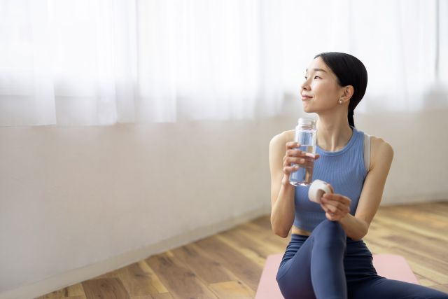 窓辺に座る女性