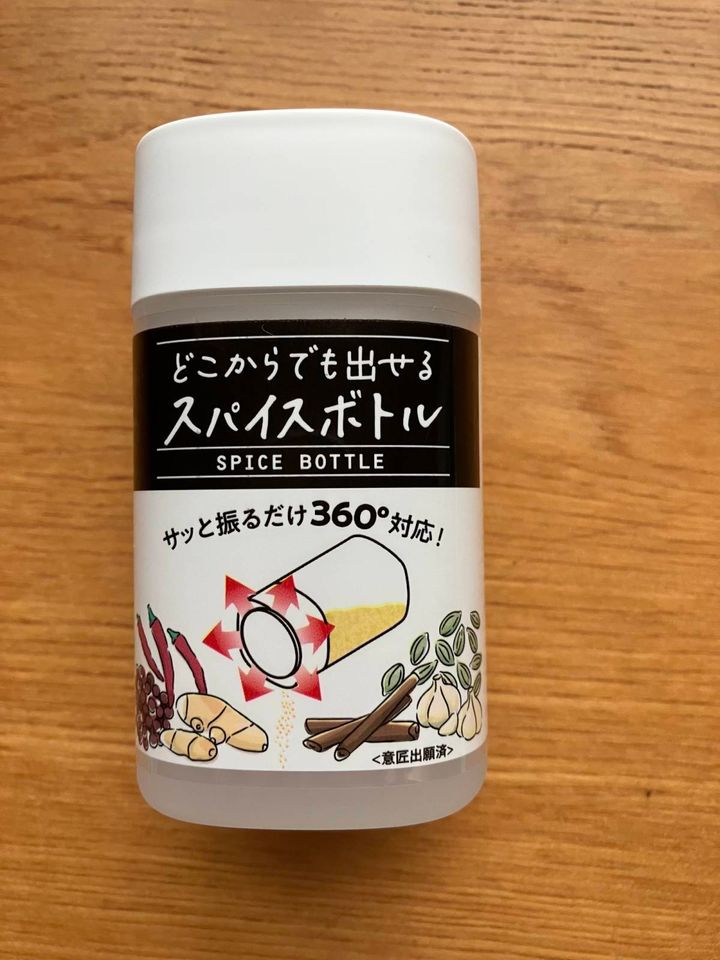 ダイソー：どこからでも出せるスパイスボトル