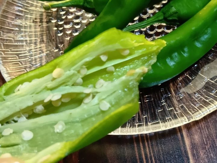中の種も白くてきれい！切った断面からも、新鮮さが伝わってきますでしょ？