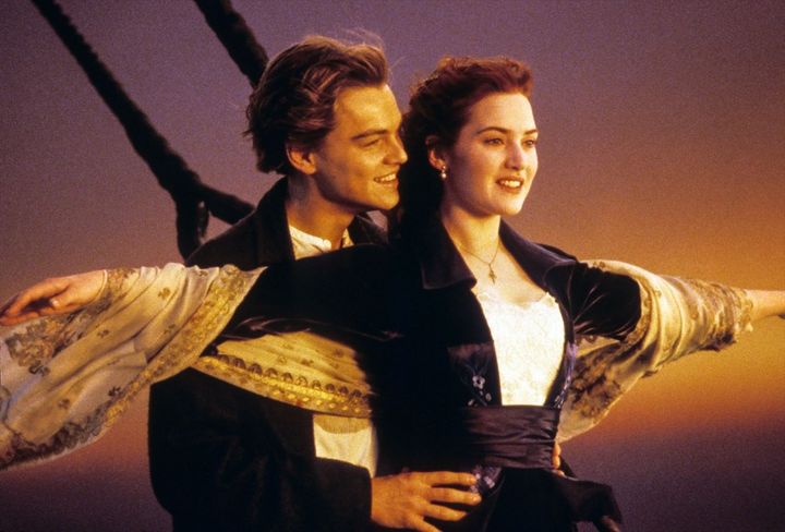 映画『タイタニック』（1997）より 奇跡的に自然光で撮られた夕日のキスシーン 写真提供：AFLO width=