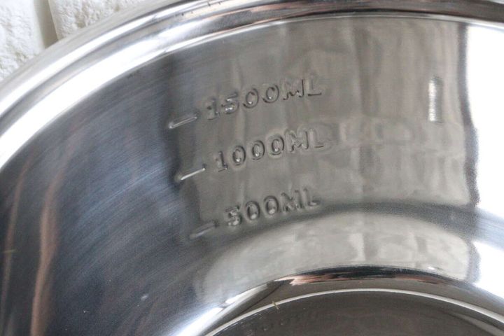 ステンレス鍋の内側に刻まれた1500ml、1000ml、500mlの目盛りのアップ