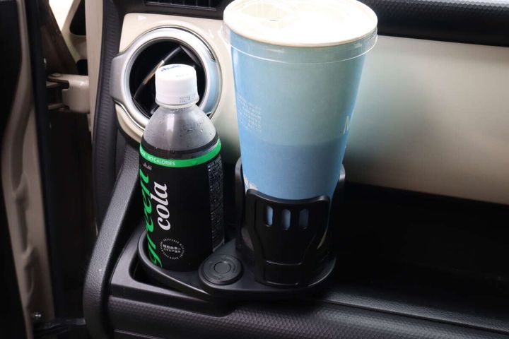 車のドリンクホルダーに設置された商品にペットボトルと紙カップが置かれている