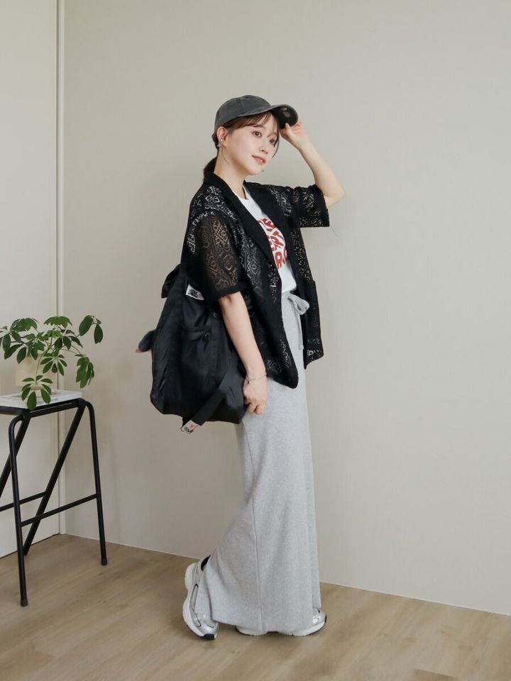 黒レース半袖ジャケットとグレーリブタイトスカートの女性