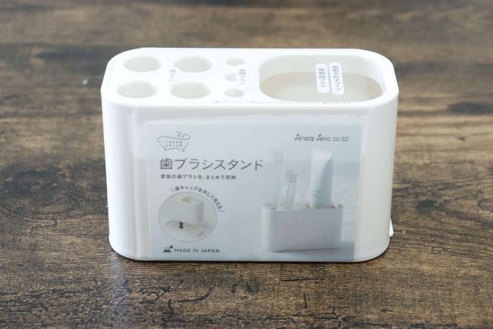 白い歯ブラシスタンドのパッケージを正面から撮影
