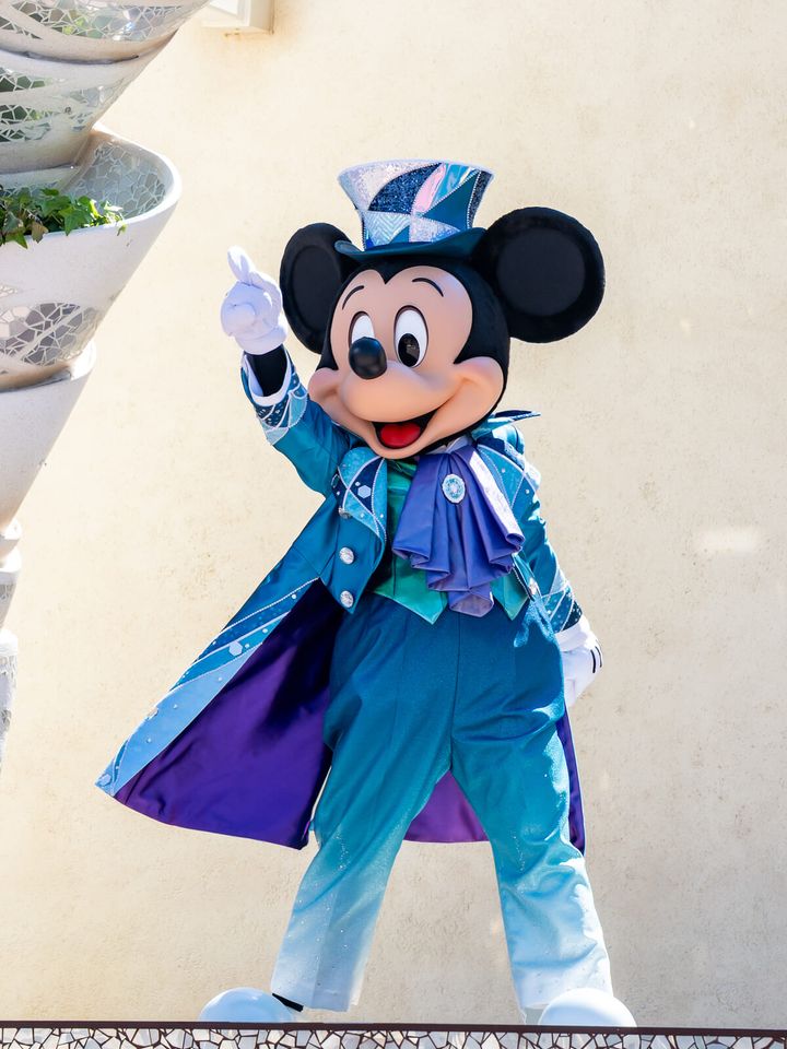 ダンス・ザ・グローブ！の25周年コスチュームを着たミッキーマウス