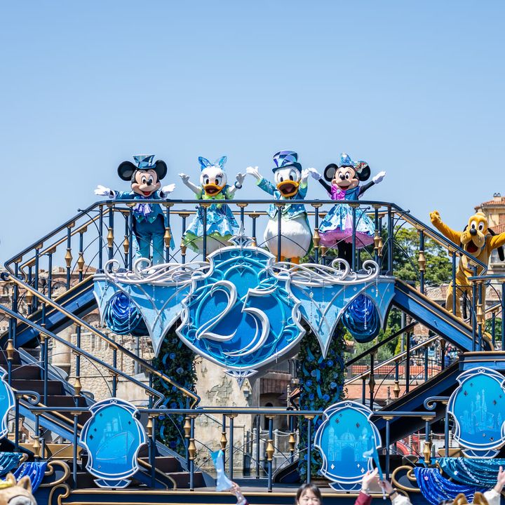 25周年コスチュームで船に乗るディズニーの仲間たち