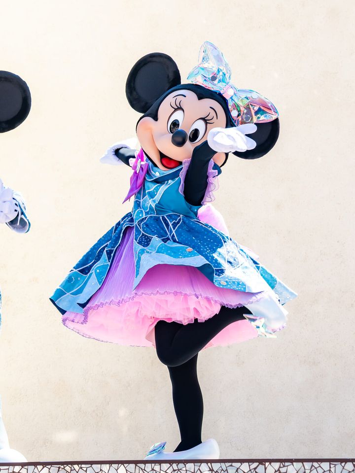 ダンス・ザ・グローブ！の25周年コスチュームを着たミニーマウス