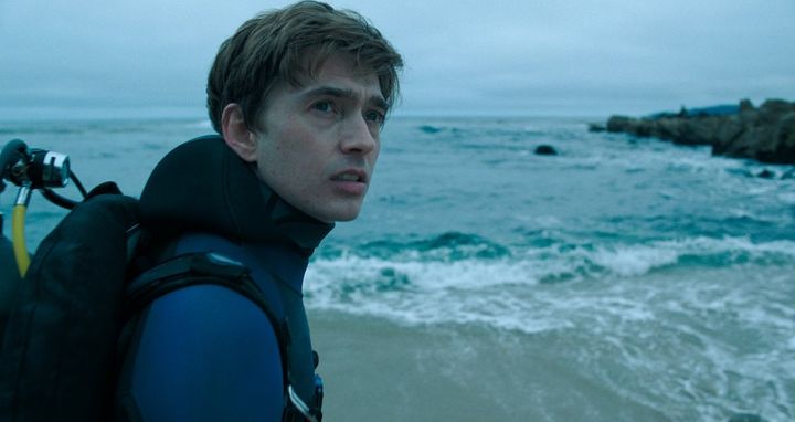 『クジラに落ちた男』ジェイの潜水前の場面写真
