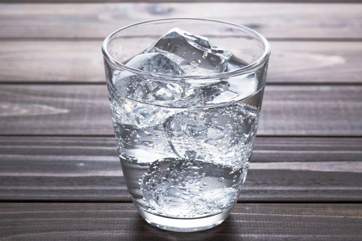 入浴後に炭酸水を飲むと余計に汗が出る？（画像はイメージ）