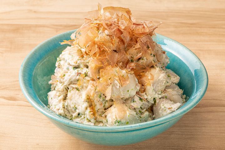 鰹節と青海苔をかけた里芋のおかかマヨネーズ和え
