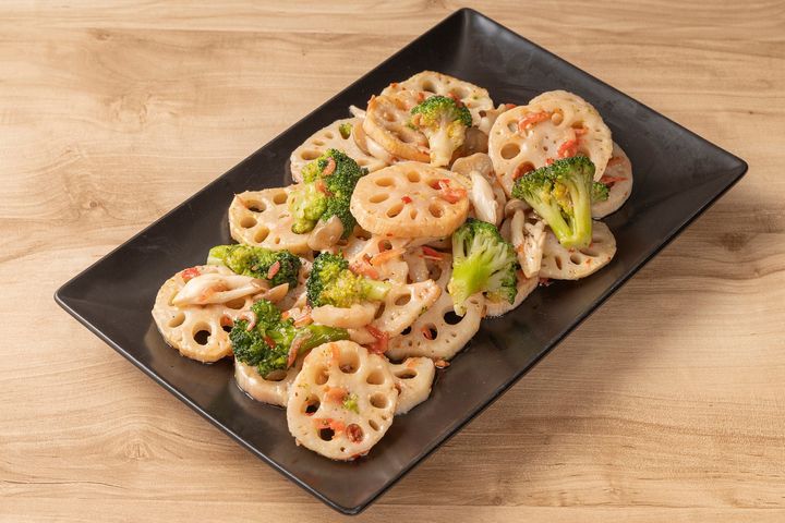 れんこんとブロッコリー、きのこを干し海老ソースで和えた根菜デリ