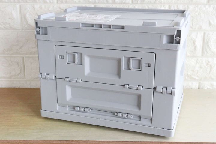 組み立てられたグレーのフタ付きコンテナボックスの正面