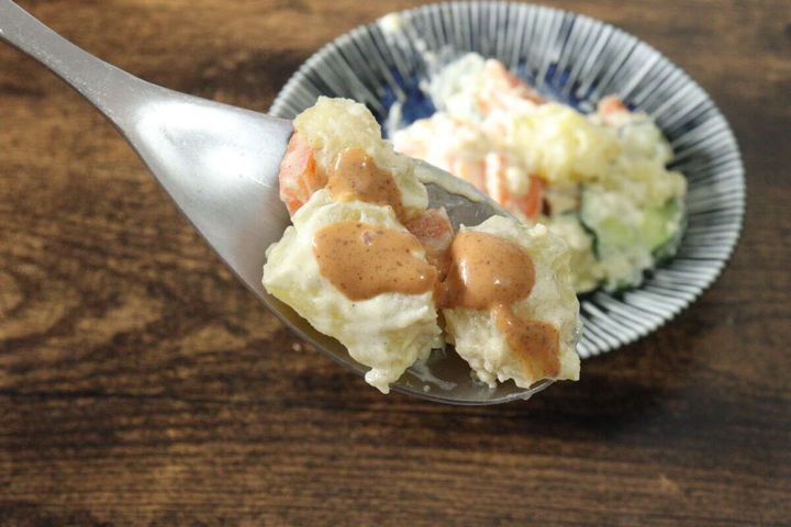 スプーンに乗せられた、エリソース マイルドがかかったポテトサラダ