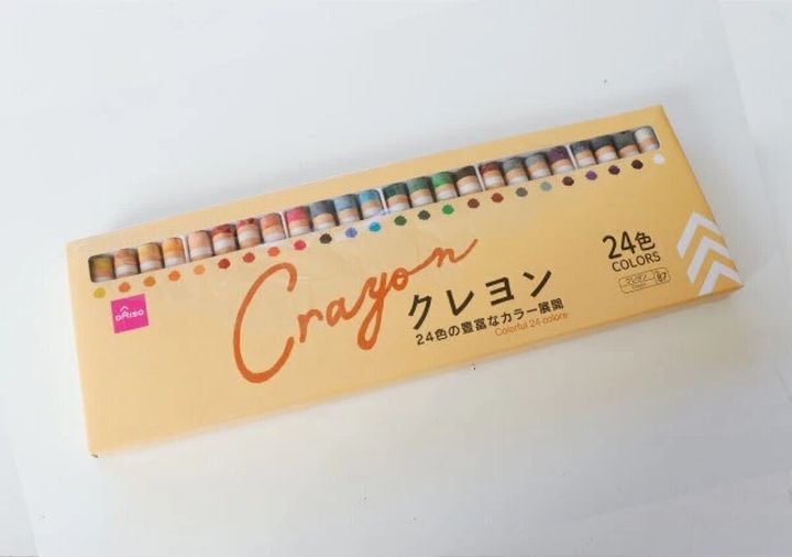 ダイソーの24色クレヨンが箱に入っている様子