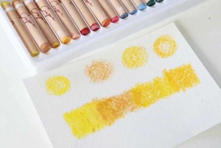 クレヨンで描かれた黄色やオレンジ色の発色見本