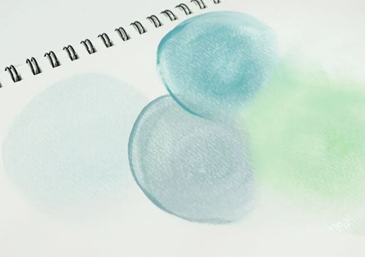 くすみカラー水彩絵の具で描かれた水色と緑色の見本