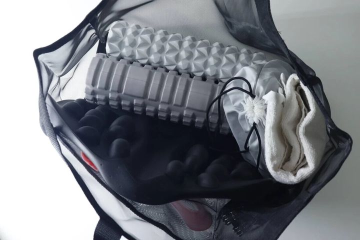 BIGメッシュトートバッグに収納された運動器具