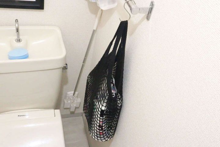 トイレでネットバッグがS字フックで吊るされている
