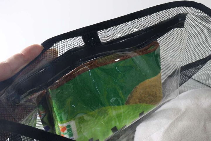 防滴袋に濡れたタオルが入っている様子をアップで