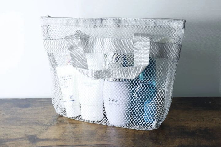 グレーのスパバッグにボトル類が立てて収納されている